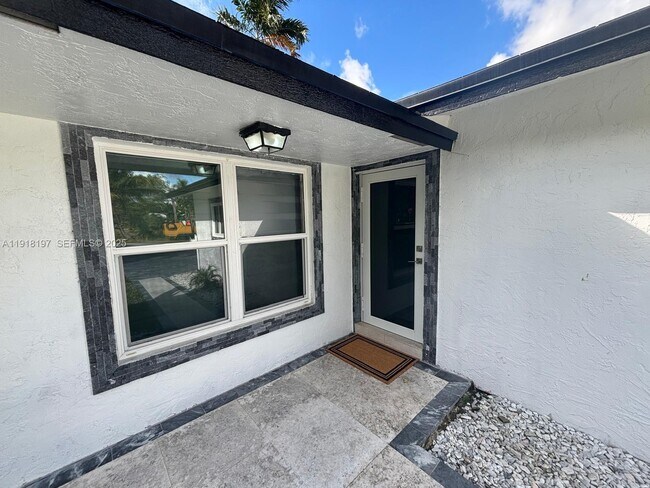 2900 SW 16th St in Fort Lauderdale, FL - Building Photo - Building Photo