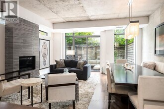 301 Mutual St in Toronto, ON - Building Photo - Building Photo