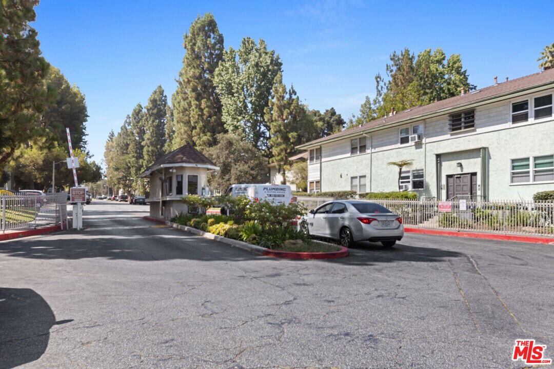 5830 Bowcroft St in Los Angeles, CA - Building Photo
