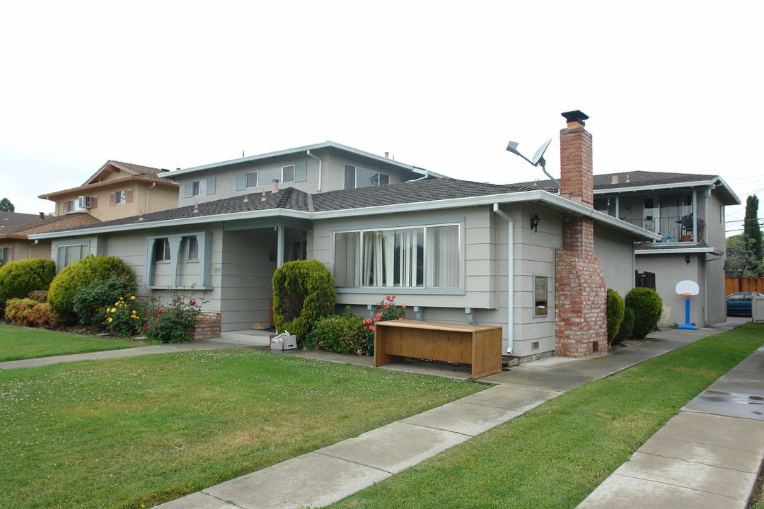 1297 Saratoga Avenue in San Jose, CA - Foto de edificio