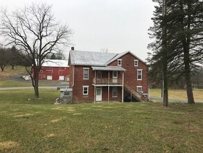 1353 Irish Creek Rd, Unit C in Mohrsville, PA - Foto de edificio - Building Photo