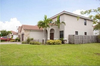 9835 NW 10th St in Miami, FL - Building Photo - Building Photo