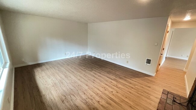 2075 SE Silver Springs Rd in Milwaukie, OR - Building Photo - Building Photo