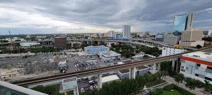 90 SW 3rd St, Unit 1805 in Miami, FL - Building Photo - Building Photo