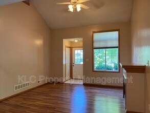 6855 Woodland Ave in West Des Moines, IA - Building Photo - Building Photo