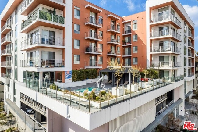 property at 453 S Kenmore Ave