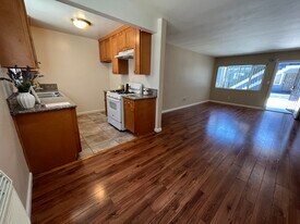 13760 Sherman Way, Unit 6 in Los Angeles, CA - Building Photo