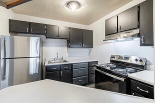 Milan Pines in Milan, MI - Building Photo