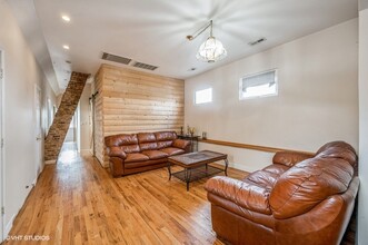 2908 N Springfield Ave in Chicago, IL - Building Photo - Interior Photo