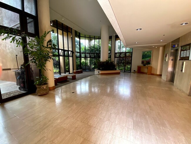 5333 Likini St-Unit -2504 in Honolulu, HI - Foto de edificio - Building Photo