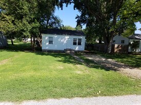 431 14th St in Ogden, KS - Building Photo