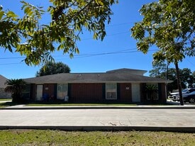 504 S 28th St in Nederland, TX - Building Photo