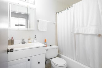 Hamilton Apartments in Seattle, WA - Building Photo - Interior Photo