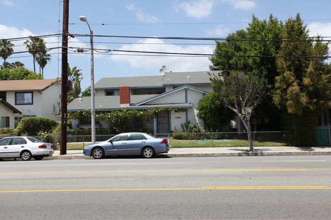 22901 Vanowen St in West Hills, CA - Foto de edificio - Building Photo