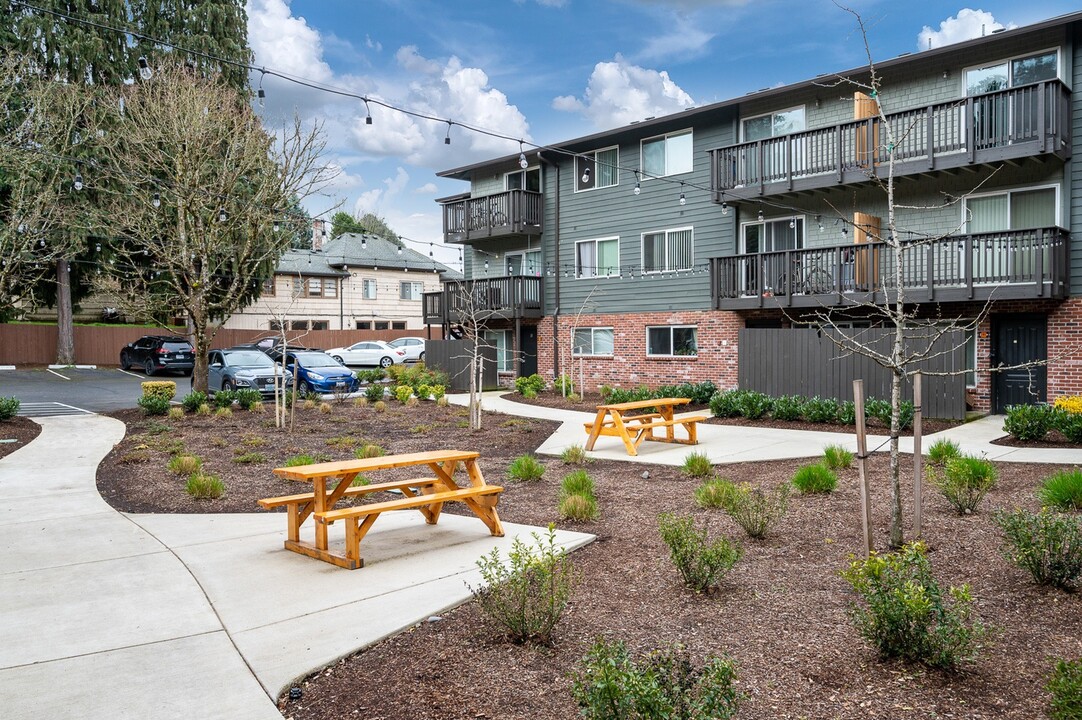 Creston Villa in Portland, OR - Building Photo