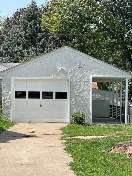 2313 S 4th Ave in Sioux Falls, SD - Foto de edificio