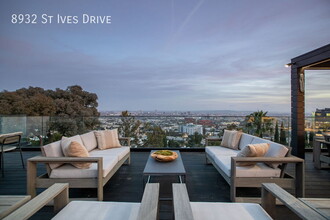 8932 St Ives Dr in Los Angeles, CA - Foto de edificio - Building Photo