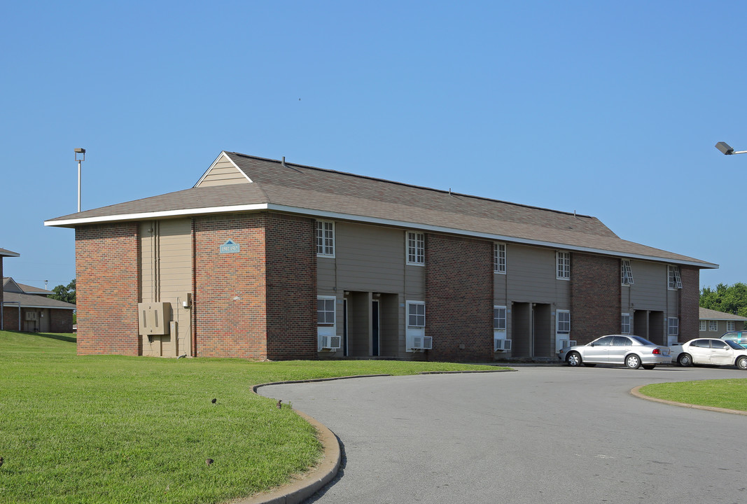 Parkview Terrace in Tulsa, OK - Building Photo