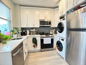 12 Cottage St, Unit 3 in Boston, MA - Foto de edificio - Building Photo