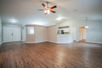 402 S Dixie Dr in Howey In The Hills, FL - Foto de edificio - Building Photo