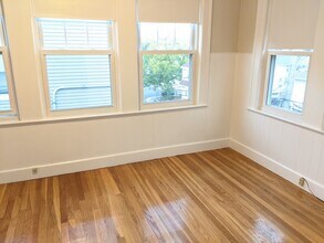 66 Brock St, Unit 3 in Boston, MA - Foto de edificio - Building Photo