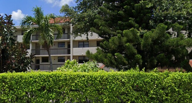 110 Lake Emerald Dr, Unit 405 in Oakland Park, FL - Foto de edificio - Building Photo