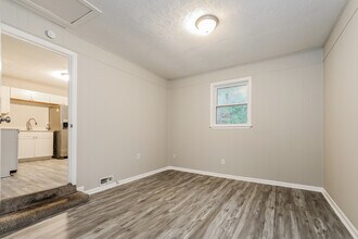 8344 Attleboro Dr in Jonesboro, GA - Foto de edificio - Building Photo