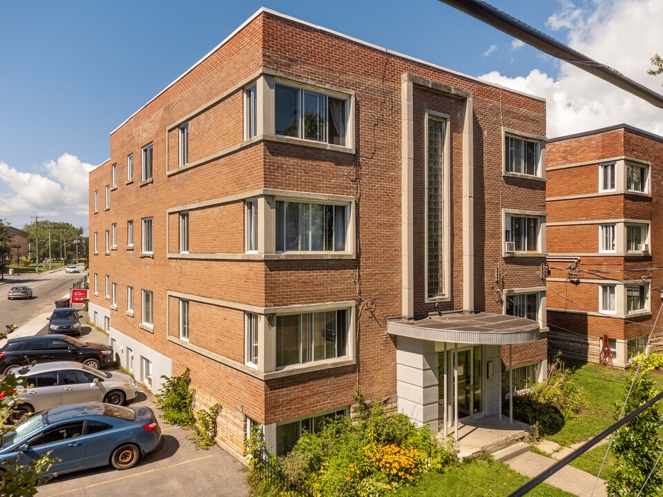 210 Cloverdale Av in Dorval, QC - Building Photo