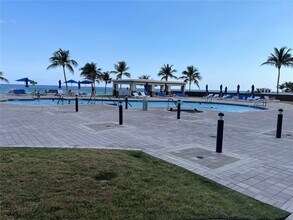 17555 Collins Ave in Sunny Isles Beach, FL - Building Photo - Building Photo