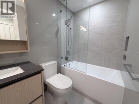 7977 Lansdowne Rd in Richmond, BC - Building Photo