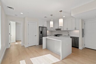310 Border St, Unit #303 in Boston, MA - Building Photo - Building Photo