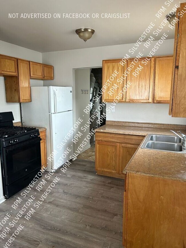 21755 Elroy Ave in Warren, MI - Building Photo - Building Photo