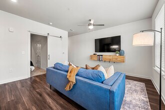 2048 Bolton Dr NW in Atlanta, GA - Foto de edificio - Building Photo