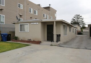 11940-11944 Courtleigh Dr in Los Angeles, CA - Building Photo - Building Photo