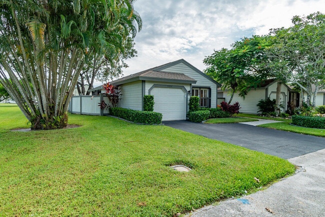 13335 Bedford Mews Ct in Wellington, FL - Building Photo - Building Photo