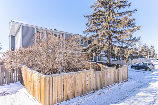 Sandhurst Owner Complex in Edmonton, AB - Building Photo - Building Photo