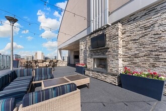 SkyHouse Dallas Apartments in Dallas, TX - Foto de edificio - Building Photo