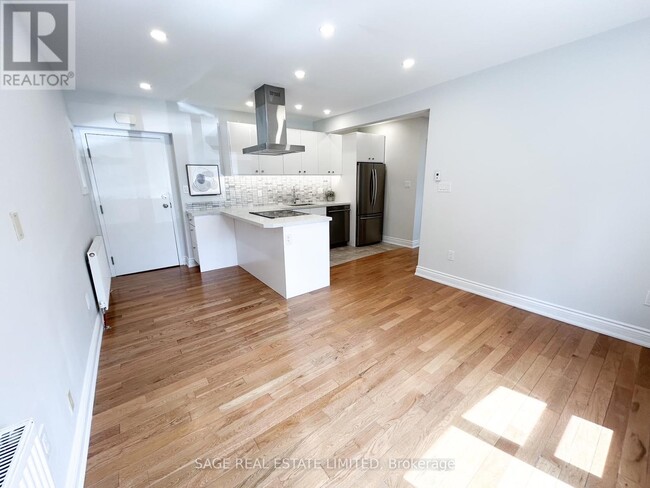 2109-2109 Bloor St W in Toronto, ON - Building Photo - Building Photo