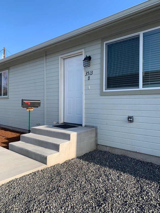 3513 Chelsea St in Klamath Falls, OR - Foto de edificio - Building Photo