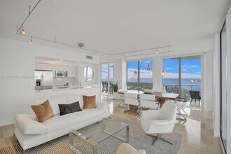 6365 Collins Ave, Unit 3208 in Miami Beach, FL - Foto de edificio - Building Photo