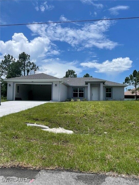 3911 15th St W in Lehigh Acres, FL - Foto de edificio