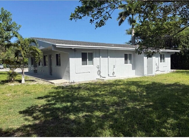 22210 SW 116th Ave in Miami, FL - Foto de edificio - Building Photo