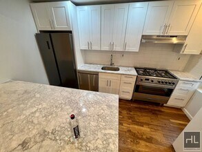 4BR 2BA Historic Limestone Floor Through G in Brooklyn, NY - Foto de edificio - Building Photo