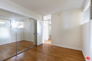 11131 Rose Ave in Los Angeles, CA - Building Photo