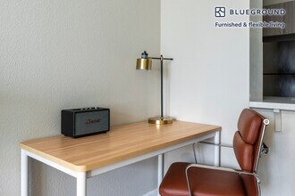 5684 Bay St in Emeryville, CA - Foto de edificio - Building Photo