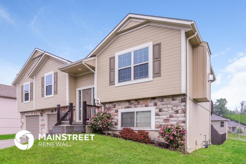 1406 NW High View Dr in Grain Valley, MO - Building Photo