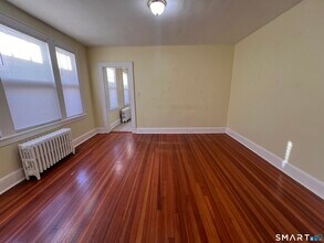 2125 E Main St in Bridgeport, CT - Building Photo - Building Photo