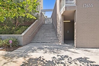 12655 Bluff Creek Dr, Unit 327 in Los Angeles, CA - Foto de edificio - Building Photo