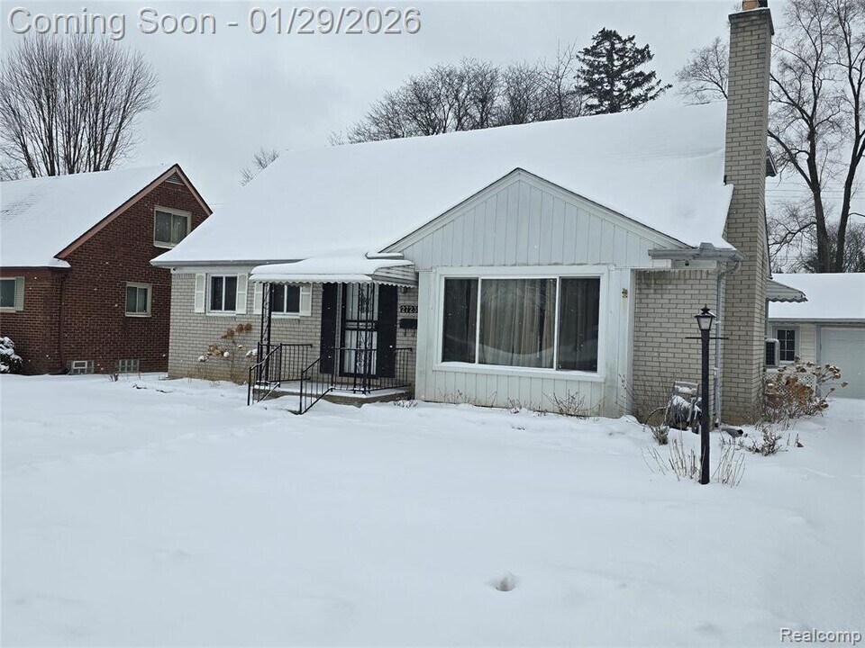 27231 Five Mile Rd in Redford Township, MI - Building Photo