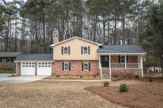 1106 Oak Rd SW in Lilburn, GA - Building Photo - Building Photo